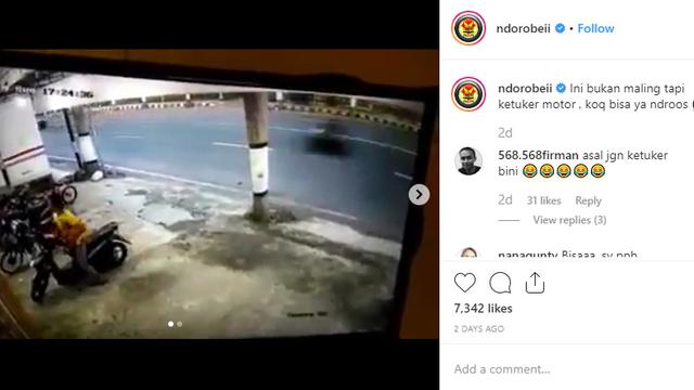 Setelah cerita motor Beat tertukar viral di media sosial beberapa waktu lalu, kejadian serupa kembali terjadi. Seperti dilansir akun Instagram @ndorobeii, terlihat seorang pria datang ke sebuah toko dan memarkirkan kendaraannya.