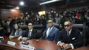 Empat teradu kasus dugaan pelanggaran kode etik anggota Dewan Perwakilan Rakyat (DPR); Nafa Urbach, Eko Hendro Purnomo (Eko Patrio), Surya Utama (Uya Kuya), dan Ahmad Sahroni (dari kiri ke kanan) bersiap mengikuti sidang pembacaan putusan kasus dugaan pelanggaran kode etik di Mahkamah Kehormatan Dewan (MKD), Kompleks Parlemen, Senayan, Jakarta, Rabu (5/11/2025). Sebelumnya, MKD telah menghadirkan saksi hingga ahli dalam perkara dugaan pelanggaran etik lima anggota DPR yang dinonaktifkan buntut gelombang demo 25-31 Agustus 2025, pada Senin (3/11/2025). (merdeka.com/Arie Basuki)