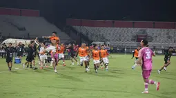 Pemain Persebaya Surabaya merayakan keberhasilan menjuarai Piala Presiden 2026 usai mengalahkan Persib Bandung melalui adu penalti 6-5 pada laga final di Stadion Kapten I Wayan Dipta, Gianyar, Bali, Kamis (6/8/2026). Kedua tim bermain imbang 1-1 hingga babak tambahan waktu sebelum Persebaya memastikan gelar juara lewat adu penalti. (KLY/Budy Santoso)