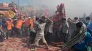 Warga keturunan Thailand-China mengarak kereta kayu yang membawa patung Dewi serta menyalakan petasan saat merayakan festival keagamaan tahunan di distrik Sungai Kolok, Thailand (8/5). (AFP/Madaree Tohlala)