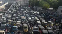 Sejumlah kendaraan terjebak kemacetan lalu lintas di jalan setelah pemerintah melonggarkan penguncian nasional (lockdown) di Karachi, Senin (18/5/2020). Pelonggaran dilakukan kendati Pakistan mengalami kenaikan jumlah orang yang terinfeksi virus corona sejak lockdown diberlakukan. (Asif HASSAN/AFP)