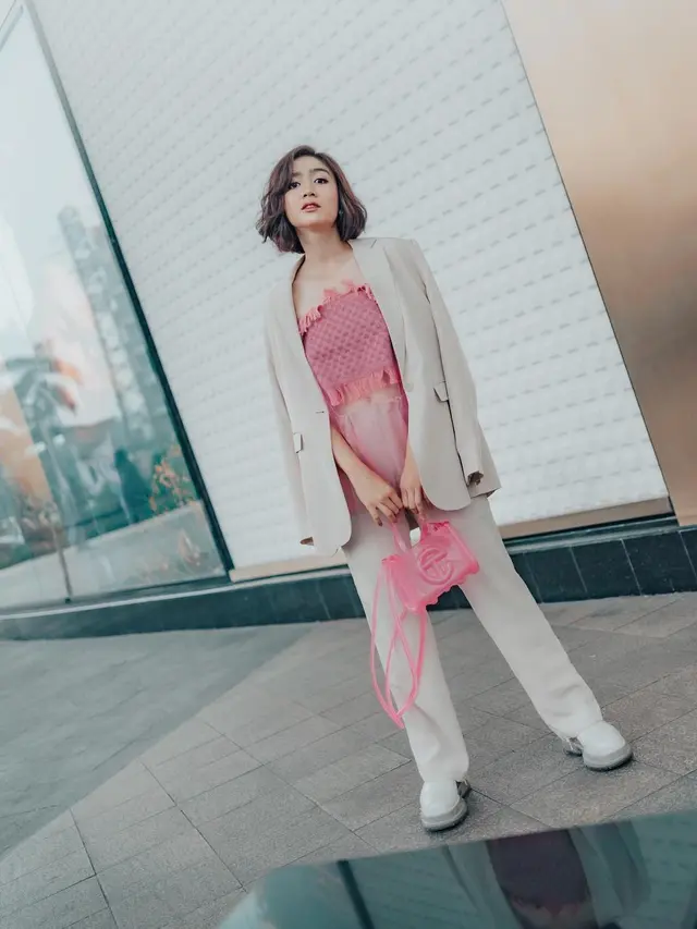 OOTD Manis Febby Rastanty Banjir Pujian, Vibesnya Disebut Mirip Ibu Pengacara Pulang Ngantor