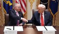 Presiden Amerika Serikat (AS) Donald Trump berjabat tangan dengan Perdana Menteri Australia Anthony Albanese dalam sebuah pertemuan di Gedung Putih, Senin, 20 Oktober 2025, di Washington, AS. (Foto AP/Evan Vucci)