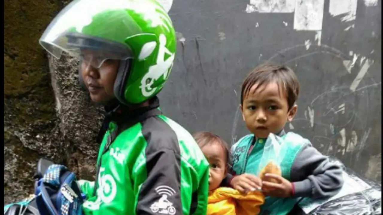 Ditinggal Istri, Driver Ojek Online Ini Kerja Sambil Asuh Anak