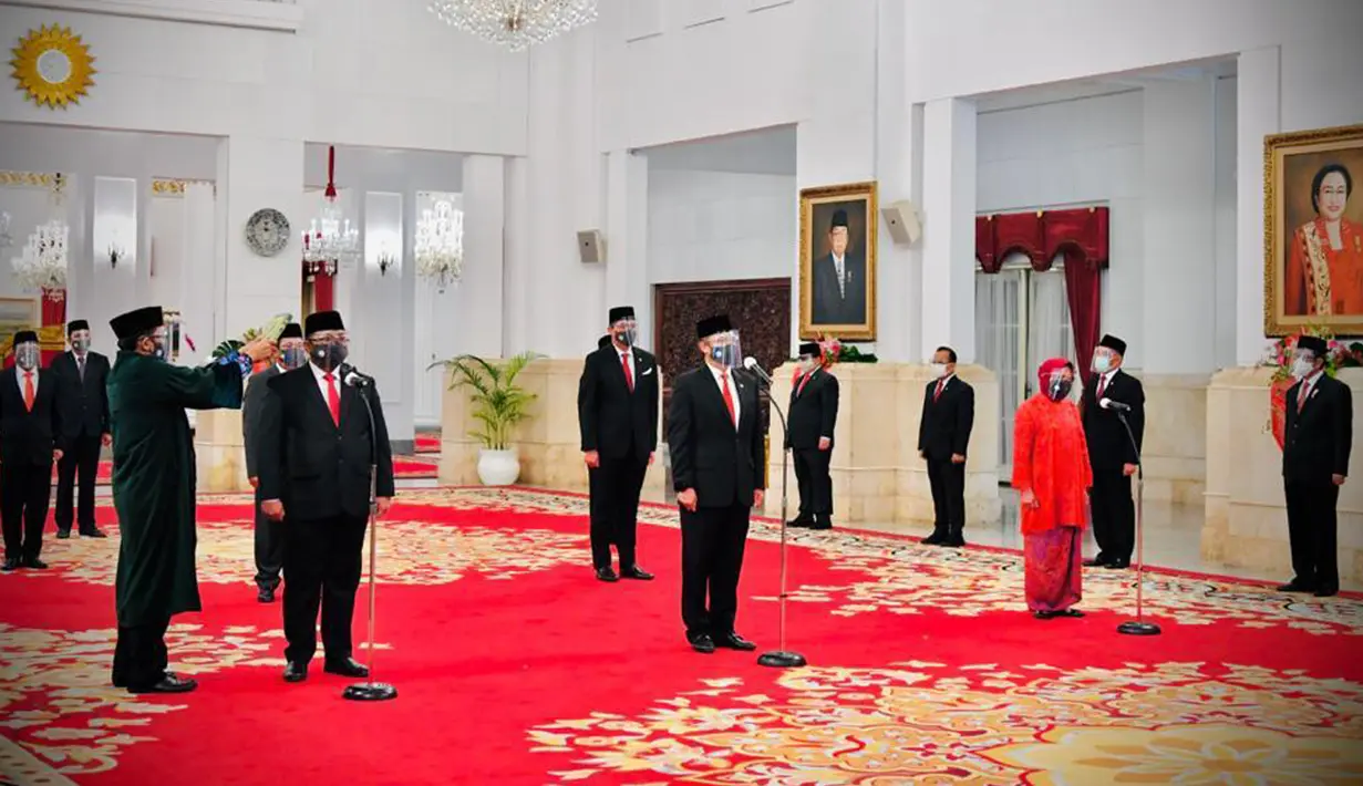 Enam menteri baru Kabinet Indonesia Maju mengikuti pelantikan oleh Presiden Joko Widodo di Istana Negara, Jakarta, Rabu (23/12/2020). Pelantikan tetap menerapkan protokol kesehatan. (Foto: Muchlis Jr - Biro Pers Sekretariat Presiden)