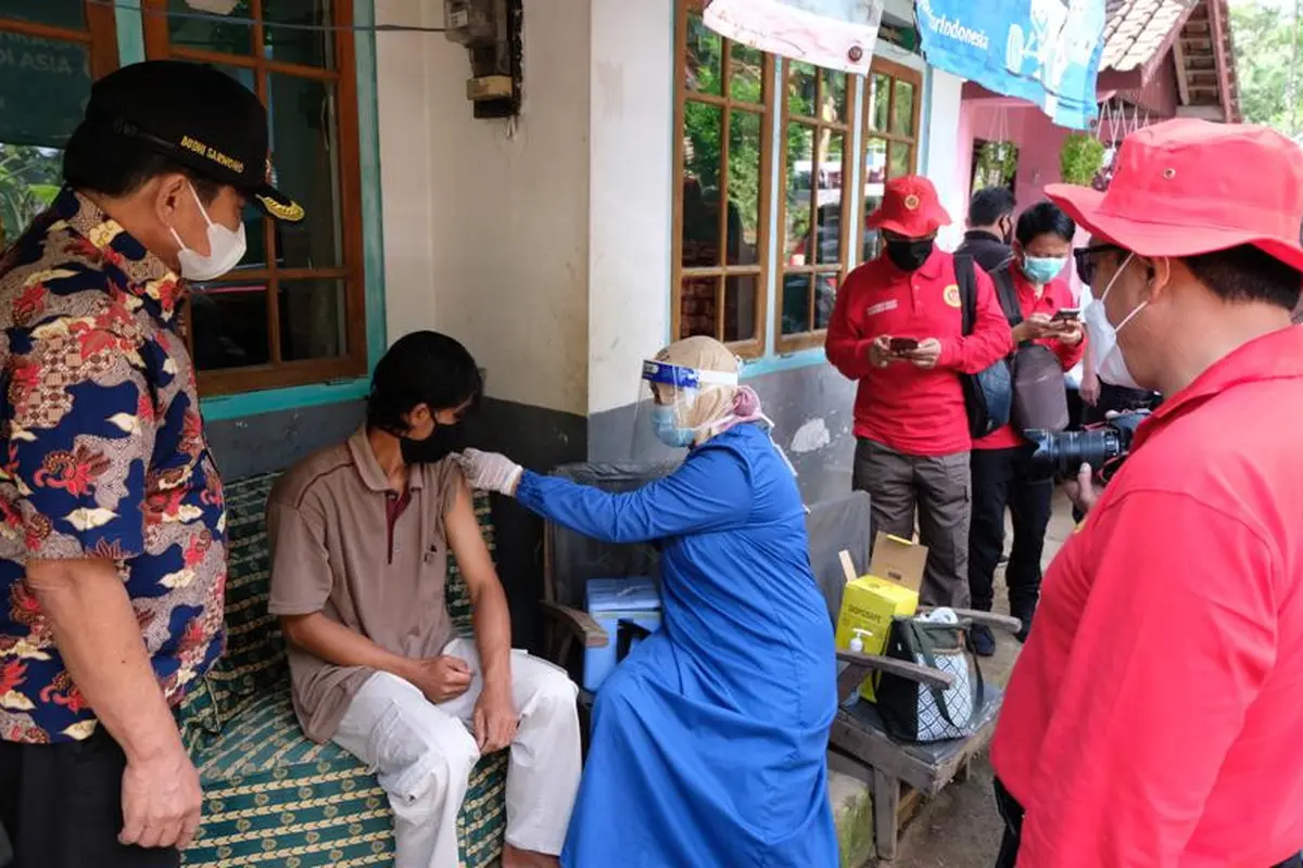 Vaksinasi door to door BIN di Banjarnegara. (Istimewa)