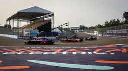 Sejumlah pebalap memacu mobilnya saat sesi latihan bebas Jakarta E-Prix 2023 yang berlangsung di Jakarta Intenational E-Prix Circuit (JIEC), Ancol, Jakarta, Jumat (02/06/2023). (Bola.com/Bagaskara Lazuardi)