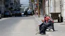 Warga duduk-duduk saat Hari Nakba di kamp pengungsian Al-Shati, Jalur Gaza, Palestina, Rabu (15/5/2019). Rakyat Palestina memperingati Hari Nakba di mana mereka eksodus dari tempat kelahirannya. (MOHAMMED ABED/AFP)