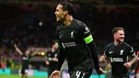 Virgil van Dijk membalik kedudukan pada menit ke-41. Liverpool unggul 2-1. (PIERO CRUCIATTI/AFP)