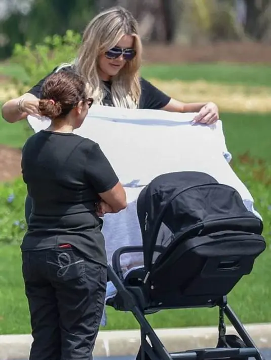 Khloe sendiri memang sudah di Ohio sejak melahirkan True pada 12 April lalu. (SBMF/BACKGRID/DailyMail)