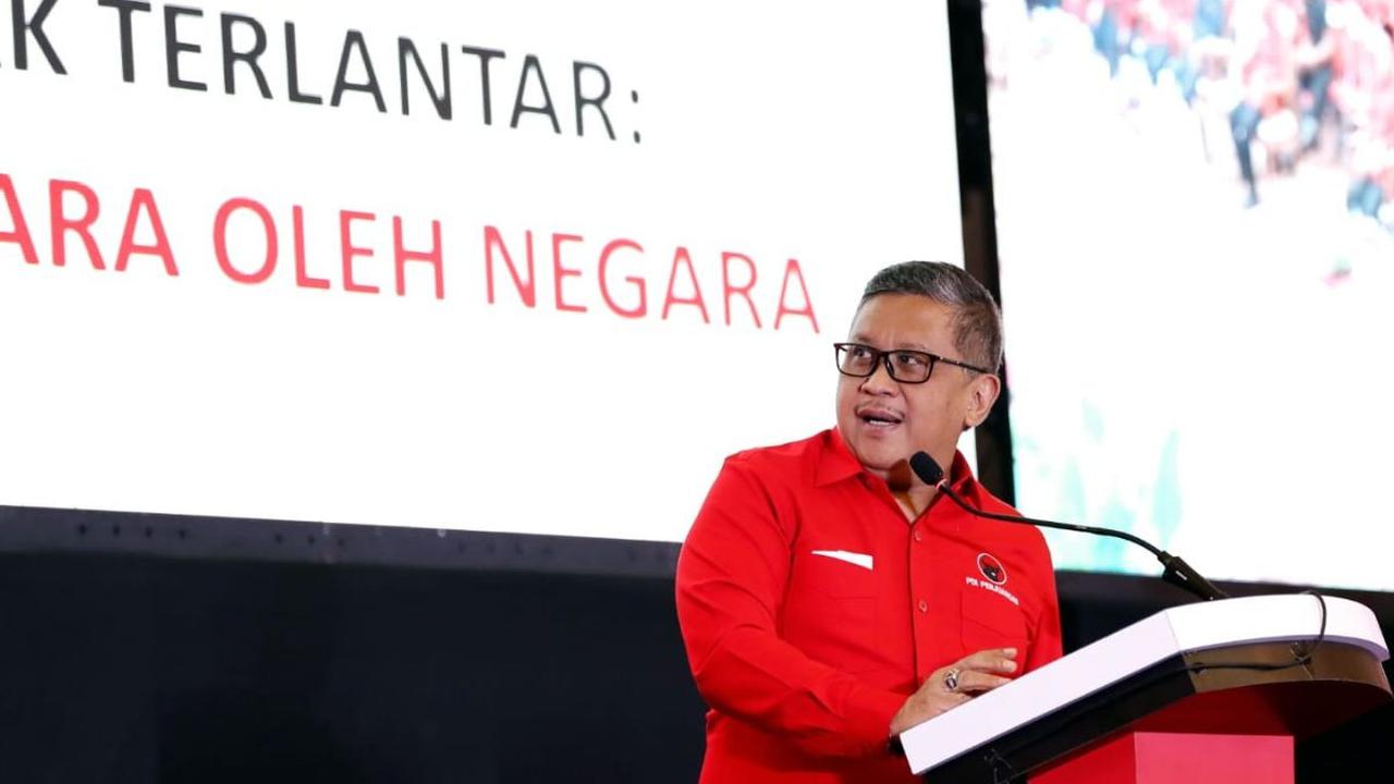 Sekretaris Jenderal PDI Perjuangan Hasto Kristiyanto menyampaikan pesan Ketua Umum PDI Perjuangan Megawati Soekarnoputri kepada para kader di Jambi. PDIP menggelar Rapat Kerja Daerah (Rakerda) lll PDIP Provinsi Jambi, Sabtu (29/6).