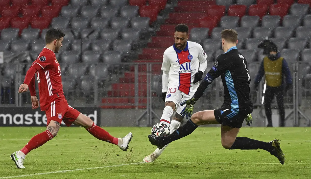 Penyerang Paris Saint-Germain (PSG), Neymar, berusaha mencetak gol ke gawang Bayern Munchen pada laga Liga Champions di Allianz Arena, Kamis (8/4/2021). PSG menang dengan skor 3-2. (Sven Hoppe/DPA via AP)