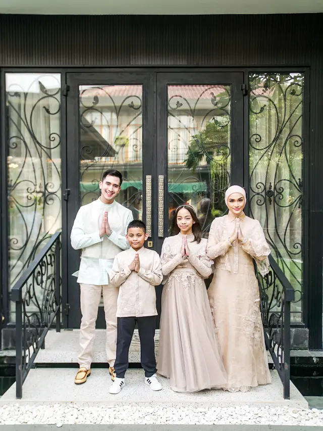 Verrell Bramasta bersama Putri Zulkifli Hasan dan kedua anaknya nampak kompak dengan mengenakan pakaian yang senada. (Instagram)
