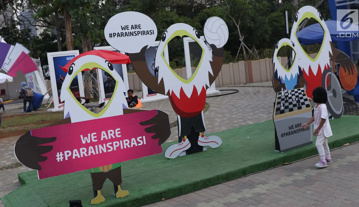 Seorang anak melihat-lihat replika maskot Asian Para Games 2018 di zona festival di Kompleks Stadion Gelora Bung Karno, Jakarta, Rabu (10/10). Zona ini dibuka seiring perhelatan Asian Para Games 2018, 6-13 Oktober. (Liputan6.com/Helmi Fithriansyah)