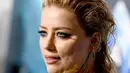 Ekspresi Amber Heard saat menghadiri premier film terbarunya, "Aquaman" di Los Angeles, California, AS (12/12). Amber Heard tampil seksi dengan gaun jaring-jaring menerawang hijau. (AFP Photo/Kevin Winter)