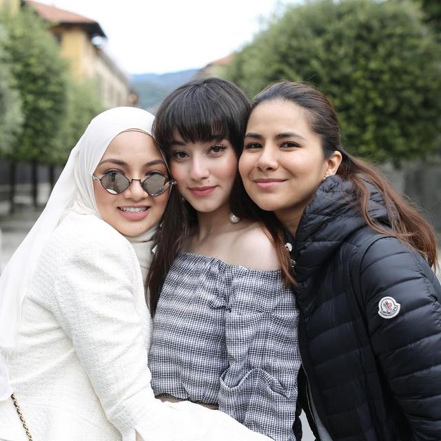 6 Potret Kebersamaan Noor Nabila dan Neelofa, Sang Kakak Artis Malaysia