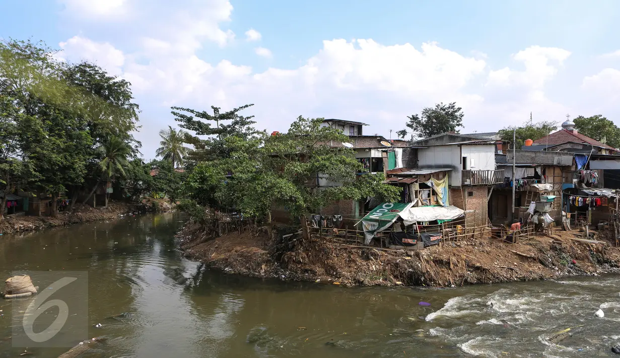 Pemukiman yang akan dilakukan penertiban oleh Pemprov DKI Jakarta di pemukiman Kampung Pulo, Jakarta (23/7). Pemprov menyiapkan rusun Jatinegara barat sebagai relokasi tetapi warga menolak karena masih menuntut ganti rugi. (Liputan6.com/Faizal Fanani)