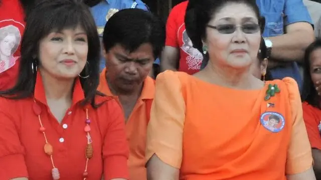 Imelda Marcos (kanan) berfoto pada tahun 2010 dengan putrinya Imee, yang sekarang menjadi Senator. (AFP)
