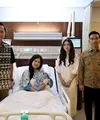Intip gaya busana Selvi Ananda saat menjenguk Annisa Pohan setelah melahirkan anak kedua (@setwapres.ri)