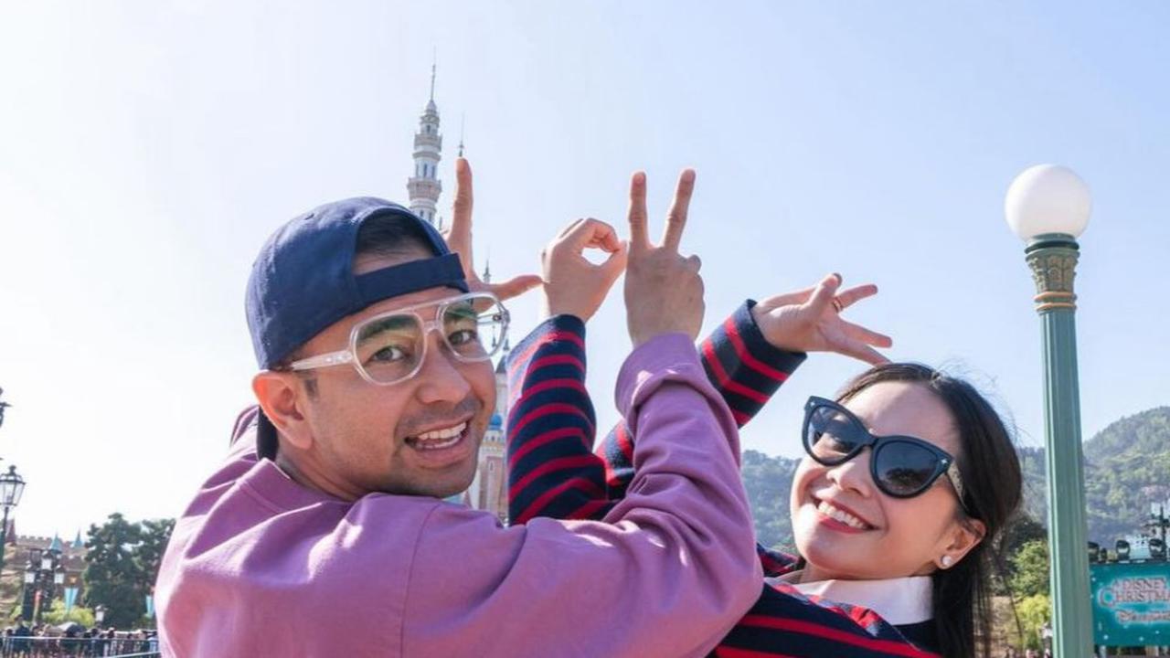 Bikin Iri dan Baper, Romantisnya Raffi Ahmad & Nagita Slavina Liburan ke Disneyland Hong Kong