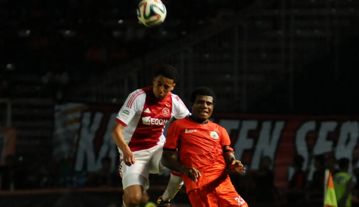 Salah satu pemain Ajax Amsterdam mencoba menahan Victor Pae (Persija-kanan) saat berlaga di Stadion GBK Jakarta, (11/5/2014). (Liputan6.com/Helmi Fithriansyah)