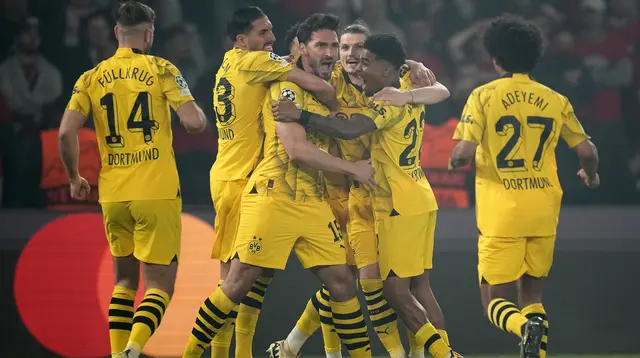 Selebrasi para pemain Borussia Dortmund merayakan gol yang dicetak Mats Hummels (tengah) ke gawang PSG pada laga leg kedua semifinal Liga Champions 2023/2024 di Parc des Princes Stadium, Paris, Rabu (7/5/2024). (AP Photo/Christophe Ena)