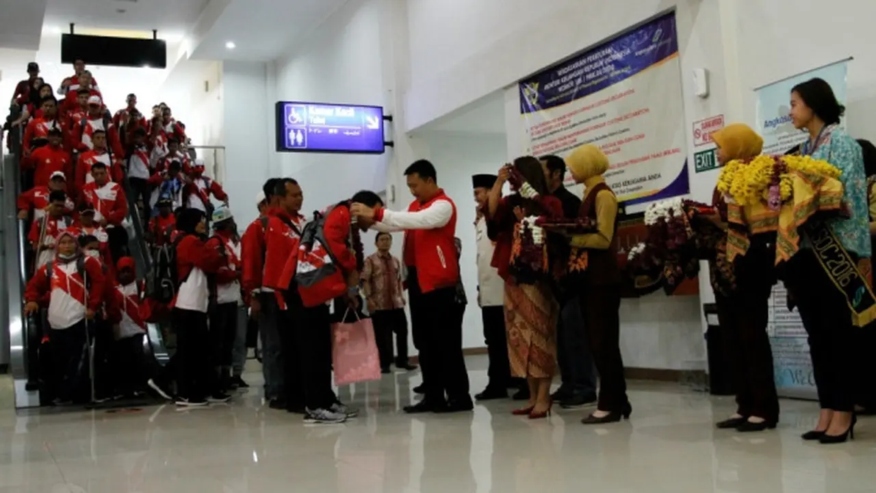 Menpora Imam Nahrawi sambut para atlet yang tampil di ASEAN Paragames Malaysia 2017 di Bandara Adi Soemarmo