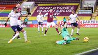 Momen pemain Manchester City, Riyad Mahrez mencetak gol ke gawang Burnley tapi kemudian dianulir lantaran offside, Kamis dini hari WIB.(ALEX PANTLING / POOL / AFP)