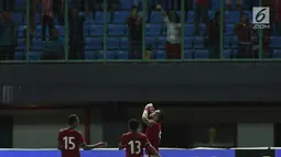 Penyerang Timnas Indonesia, Ilija Spasojevic (kanan) merayakan gol saat melawan Guyana, Brandon Beresford pada laga persahabatan di Stadion Patriot Candrabhaga, Bekasi, Sabtu (25/11). Indonesia unggul 2-1. (Liputan6.com/Helmi Fithriansyah)