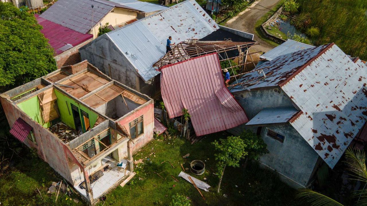 FOTO: Penampakan Rumah-Rumah Warga Rusak dan Atapnya Terlepas Akibat Terjangan Angin Kencang di Aceh Besar