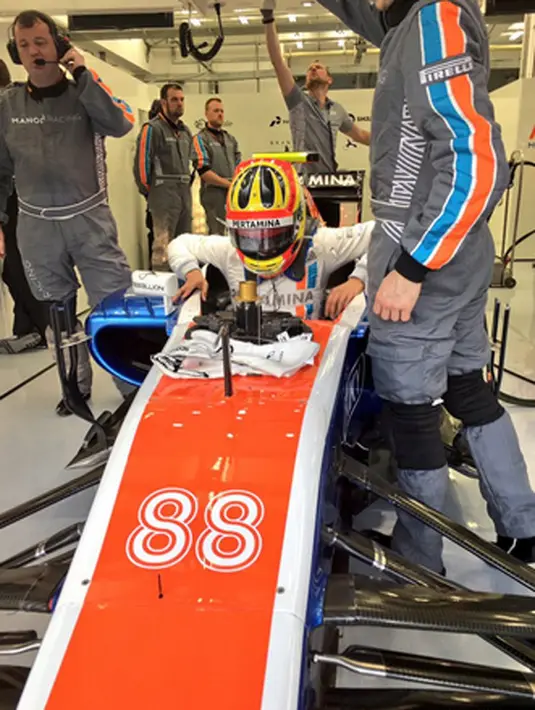 Rio Haryanto saat bersiap di dalam mobil MRT05 jelang balapan F1 GP Bahrain di Sirkuit Internasional Sakhir, Bahrain, Minggu (3/4/2016). (Bola.com/Twitter)
