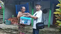 Bantuan untuk lansia terlantar di Sampang. (Liputan6.com/Musthofa Aldo)