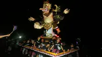 Sejumlah pemuda mengarak Ogoh-Ogoh atau boneka raksasa menjelang Hari Raya Nyepi Tahun Saka 1940 di Bali, Kamis (15/3). Parade Ogoh-Ogoh itu bertujuan agar Hari Raya Nyepi dapat dilaksanakan dengan penuh keheningan dan kedamaian. (AP/Firdia Lisnawati)