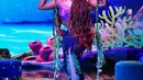 Jurnalis dan host Tamron Hall juga menduplikasi tampilan Ariel dengan rok sirip lengkap dengan ekor ikan yang dramatis. (Foto: Instagram @tamronhall)