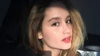 Netizen merasa bangga atas pencapaian Cinta Laura tersebut. 