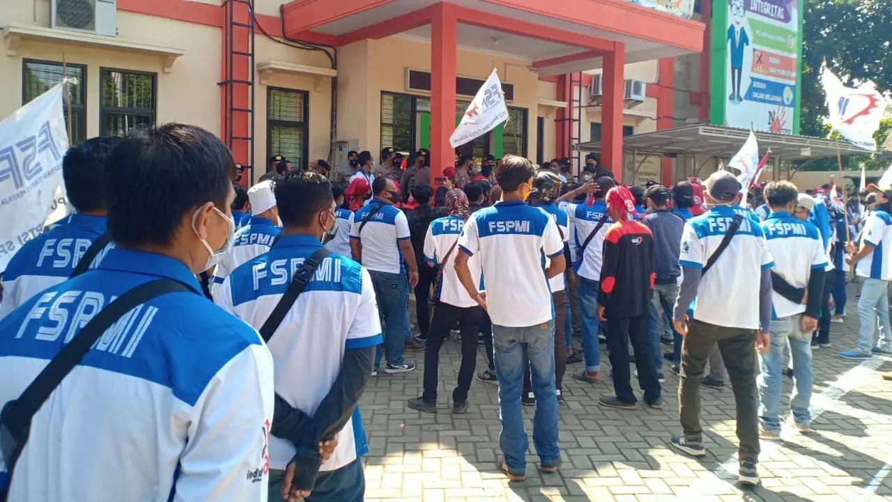 Ratusan buruh  Federasi Serikat Pekerja Metal Indonesia (FSPMI) Tuban menggelar demo di kantor Disnaker. (Ahmad Adirin/Liputan6.com)