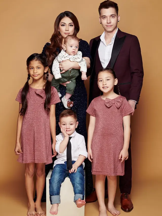 6 Potret Kedekatan Keempat Anak Stefan William, Akrab Banget