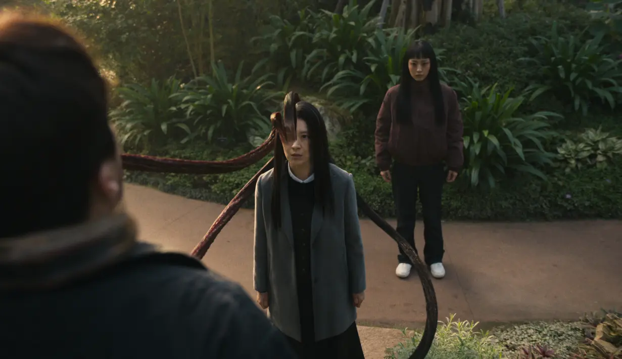 Jeon So Nee akan menampilkan gejolak emosi yang dialami oleh manusia Su In dan parasit Heidi, dua entitas berbeda yang menghuni tubuh yang sama dan hidup berdampingan sebagai bentuk hibrida mutan yang bukan manusia atau parasit. (Foto: Netflix)