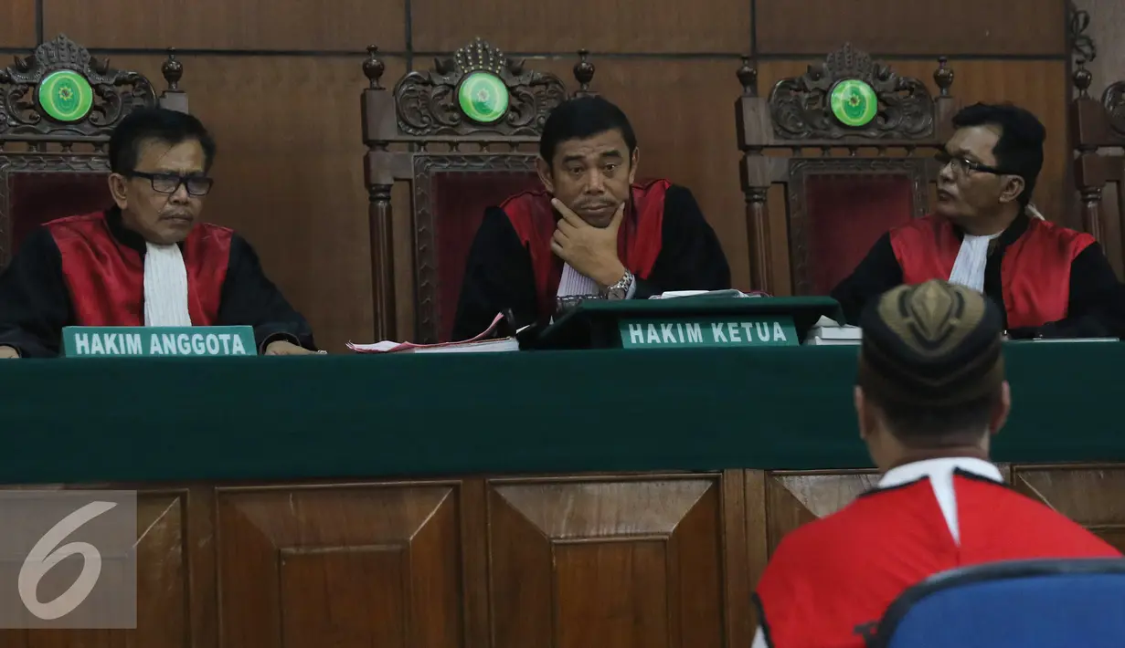 Hakim memperhatikan keterangan yang diberikan oleh Daeng Azis saat persidangan di Pengadilan Negeri Jakarta Utara, Rabu (18/5). Daeng meminta hakim menghadirkan sejumlah saksi yang dapat meringankan dirinya. (Liputan6.com/Herman Zakharia)