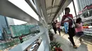 Warga berjalan menggunakan jembatan penyebrangan orang (JPO)  Bundaran HI, Jakarta, Jumat (20/3/2015). Pemprov DKI akan menjadikan JPO di kawasan Bundaran HI sebagai standar JPO yang ada di Jakarta nanti. (Liputan6.com/Faizal Fanani)