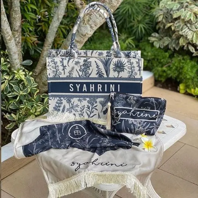 Syahrini Jualan Tas Bonus Pouch dan Sajadah, Berapa Harganya?