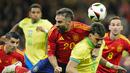 Pemain Spanyol, Dani Carvajal, duel udara dengan pemain Brasil, Lucas Paqueta, pada laga persahabatan di Stadion Santiago Bernabeu, Rabu (27/3/2024). (AP Photo/Jose Breton)