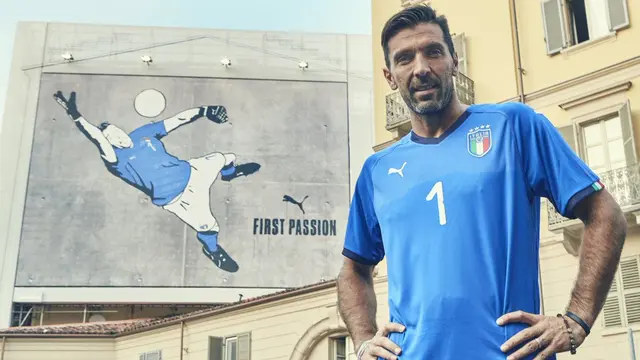 Buffon Pamerkan Jersey Timnas Italia