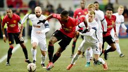 Gelandang Manchester United, Paul Pogba, berusaha melewati hadangan pemain FC Zorya Luhansk. Meski bermain tandang, Setan Merah lebih menguasai jalnnya laga dengan penguasaan bola 69 persen. (AFP/Sergei Supinsky)