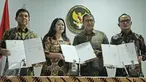 Para Menteri memegang surat keputusan penetapan Libur Nasional dan Cuti Bersama tahun 2017, Jakarta, (14/4). Hari Libur Nasional sebanyak 15 hari dan cuti bersama sebanyak 4 hari untuk Hari Raya Idul Fitri 1438 dan Natal. (Liputan6.com/Faizal Fanani)