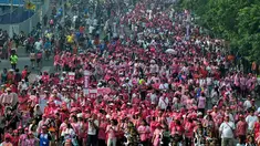 Jalan MH.Tamrin dipenuhi ribuan orang dengan berbusana serba Pink, Minggu (12/10/14) (Liputan6.com/Miftahul Hayat) 
