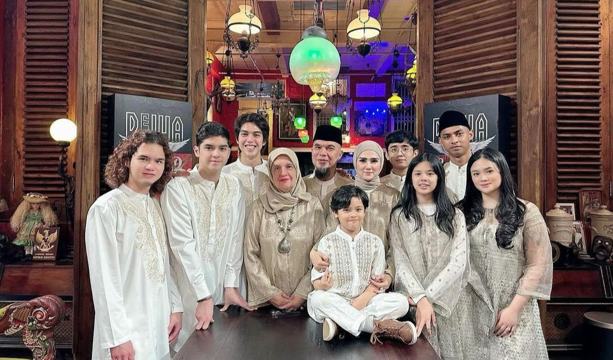 Pada momen hari raya Idul Fitri, Ahmad Dhani berkumpul lengkap bersama ketujuh buah hatinya.