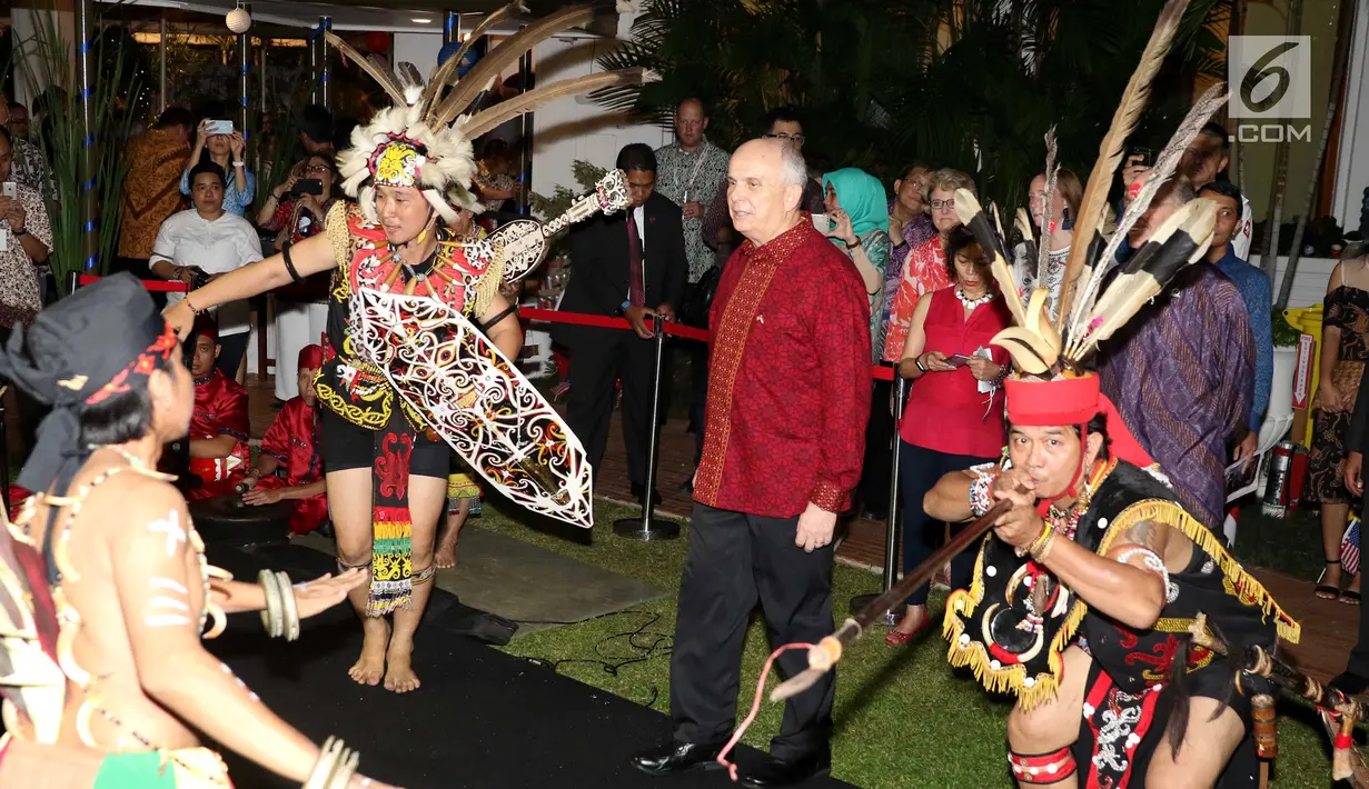 Dubes Amerika Serikat untuk Indonesia Joseph R. Donovan Jr, saat melihat tarian Dayak dari Kalimantan pada Perayaan HUT ke-241 Amerika Serikat di kediaman Dubes AS, Jakarta, Kamis (27/7). (Liputan6.com/Angga Yuniar)