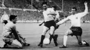 John Connelly (kanan). Eks sayap kanan Inggris yang wafat pada 25 Oktober 2012 di usia 74 tahun ini total memperkuat Manchester United selama hampir 3 musim mulai pertengahan 1963/1964 hingga awal musim 1966/1967. Selama membela MU, ia hanya tampil dalam 1 edisi Piala Dunia, pada 1966. Meski akhirnya mampu membawa Inggris juara Piala Dunia 1966, namun ia hanya tampil dalam 1 laga di laga pembuka fase grup menghadapi Uruguay. Dalam 5 laga selanjutnya, ia hanya duduk di bangku cadangan. (AFP/Staff)