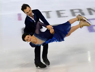 Pasangan atlet Figure Skating, Natalia Kaliszek dan Maksym Spodyriev dari Polandia tampil menunjukkan gerakan selama bersaing dalam kategori ajang Grand Prix Internationaux de France di Grenoble, Prancis, Sabtu (18/11). (AFP PHOTO / JEAN-PIERRE CLATOT)